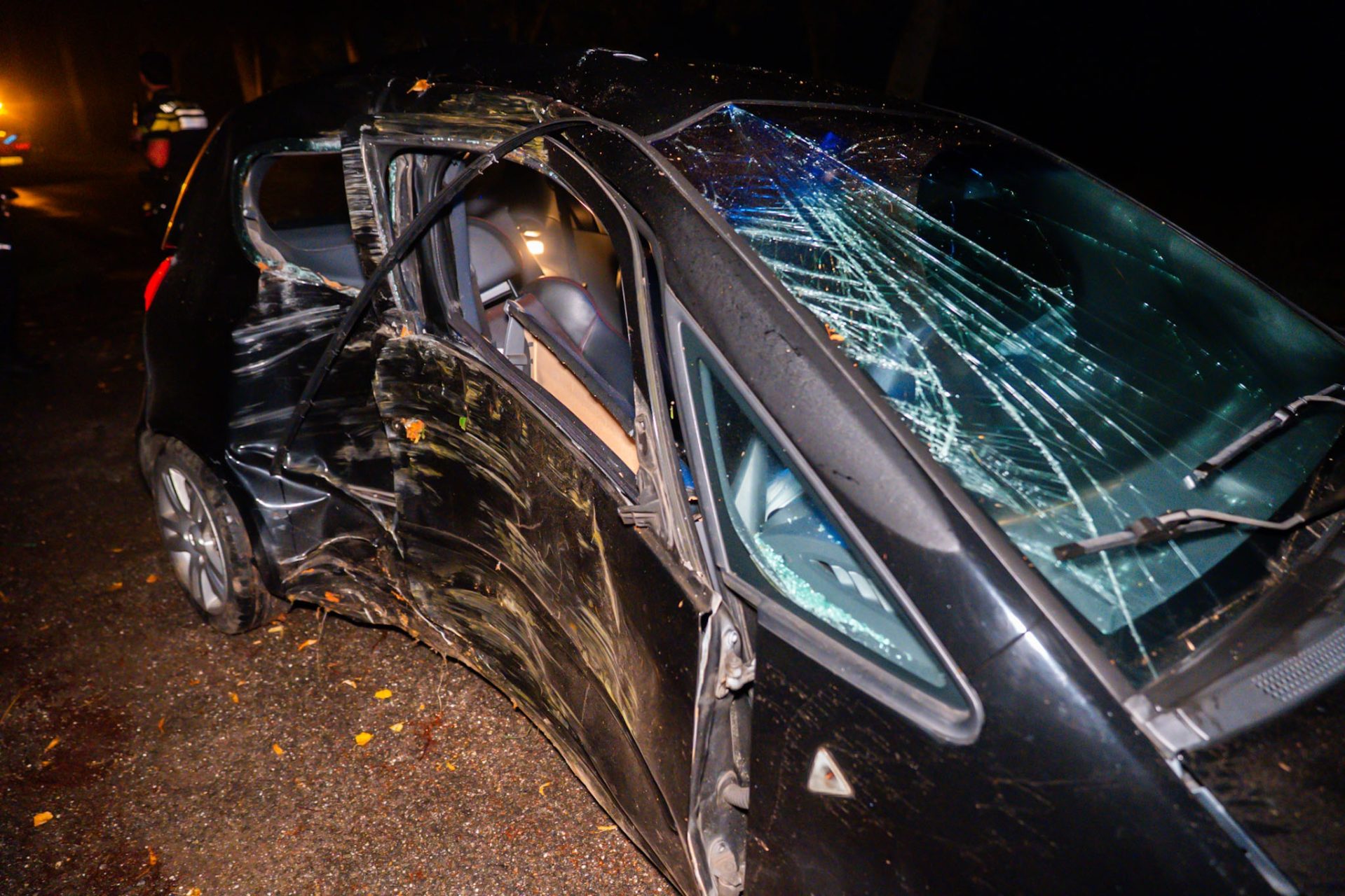 Automobilist gewond na botsing tegen boom