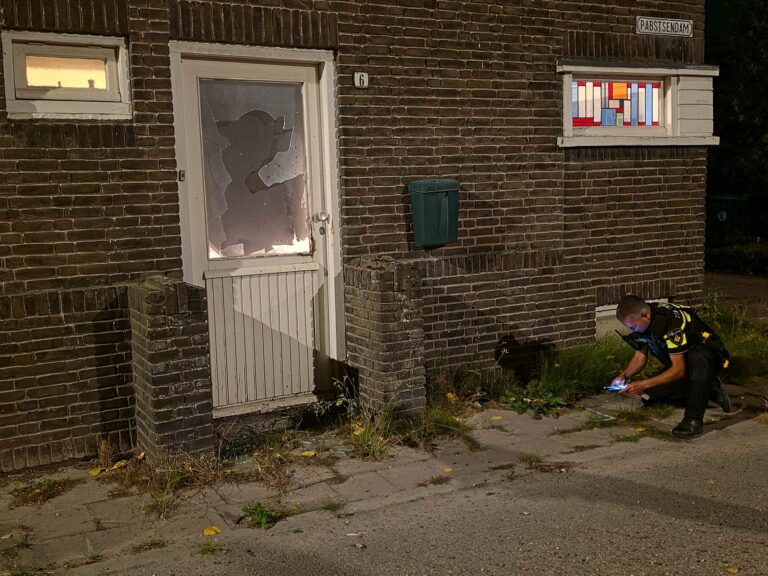 Voordeur van woning beschadigd door explosie