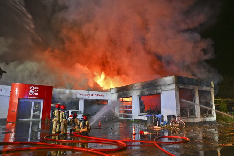 Grote brand in kringloopwinkel, omgeving ruim afgezet