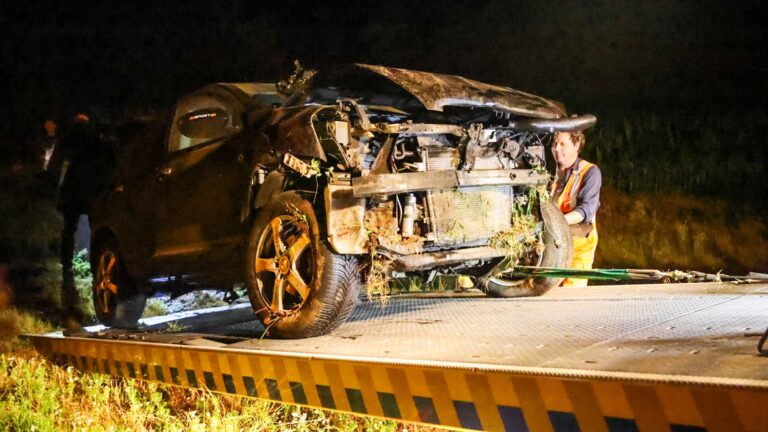 Auto raakt van de weg, slaat over de kop in sloot met vijf inzittenden