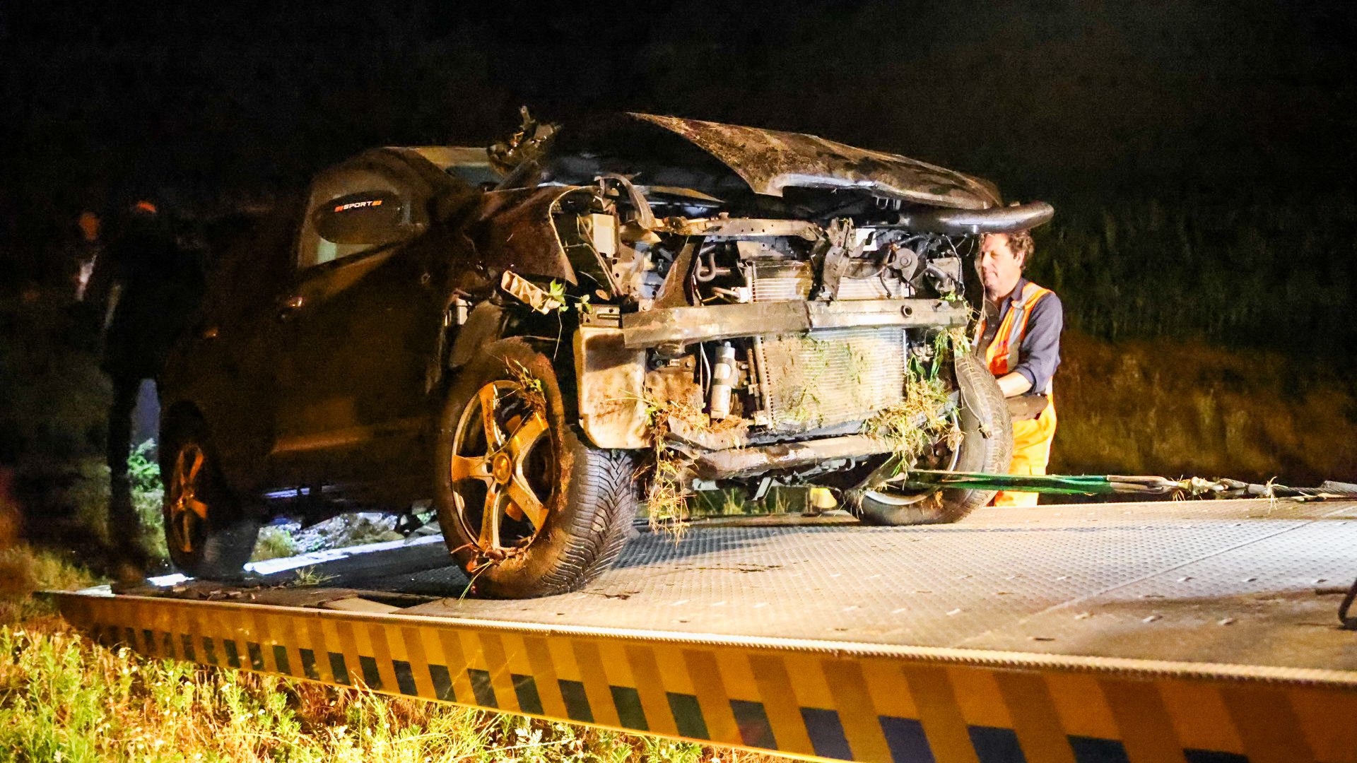 Auto raakt van de weg, slaat over de kop in sloot met vijf inzittenden