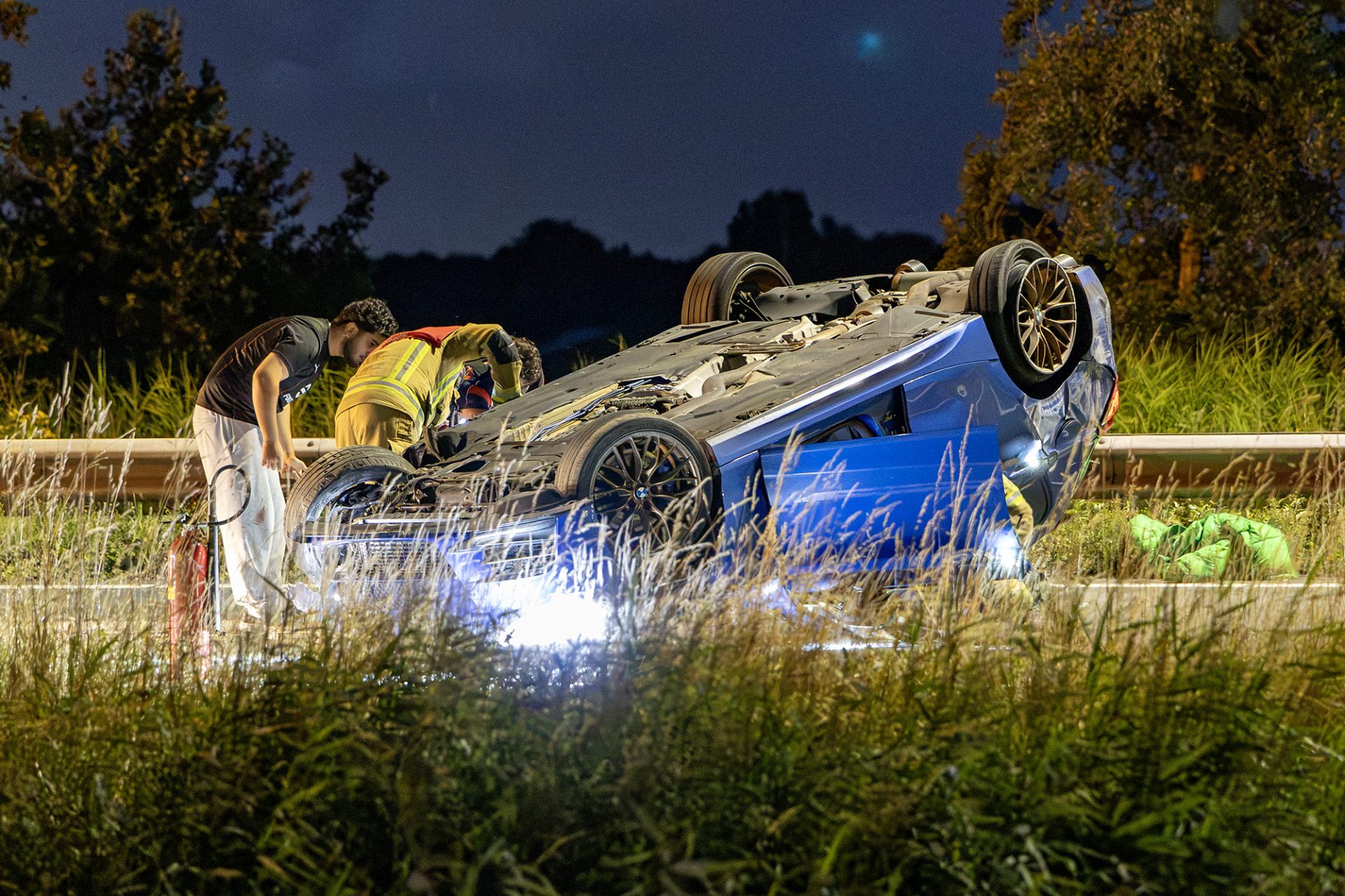 Auto slaat over de kop na ongeval, meerdere gewonden