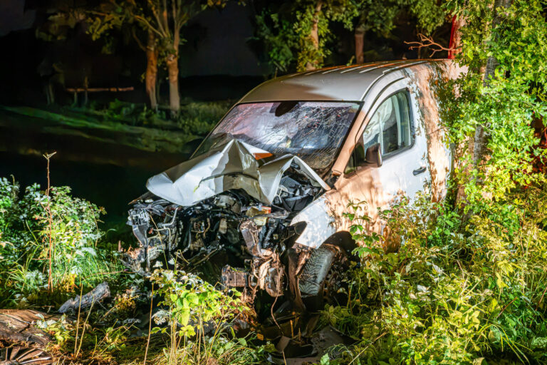 Bestuurder zwaargewond na botsing tegen boom, mogelijk onder invloed