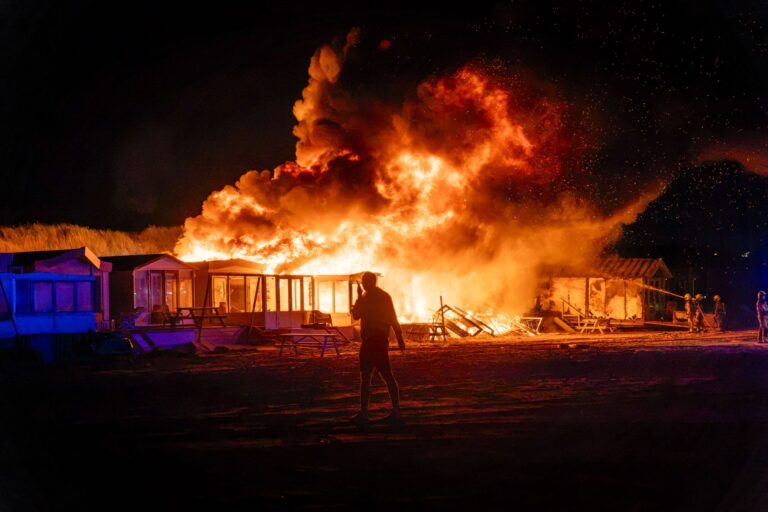 Meerdere strandhuisjes verwoest door grote brand