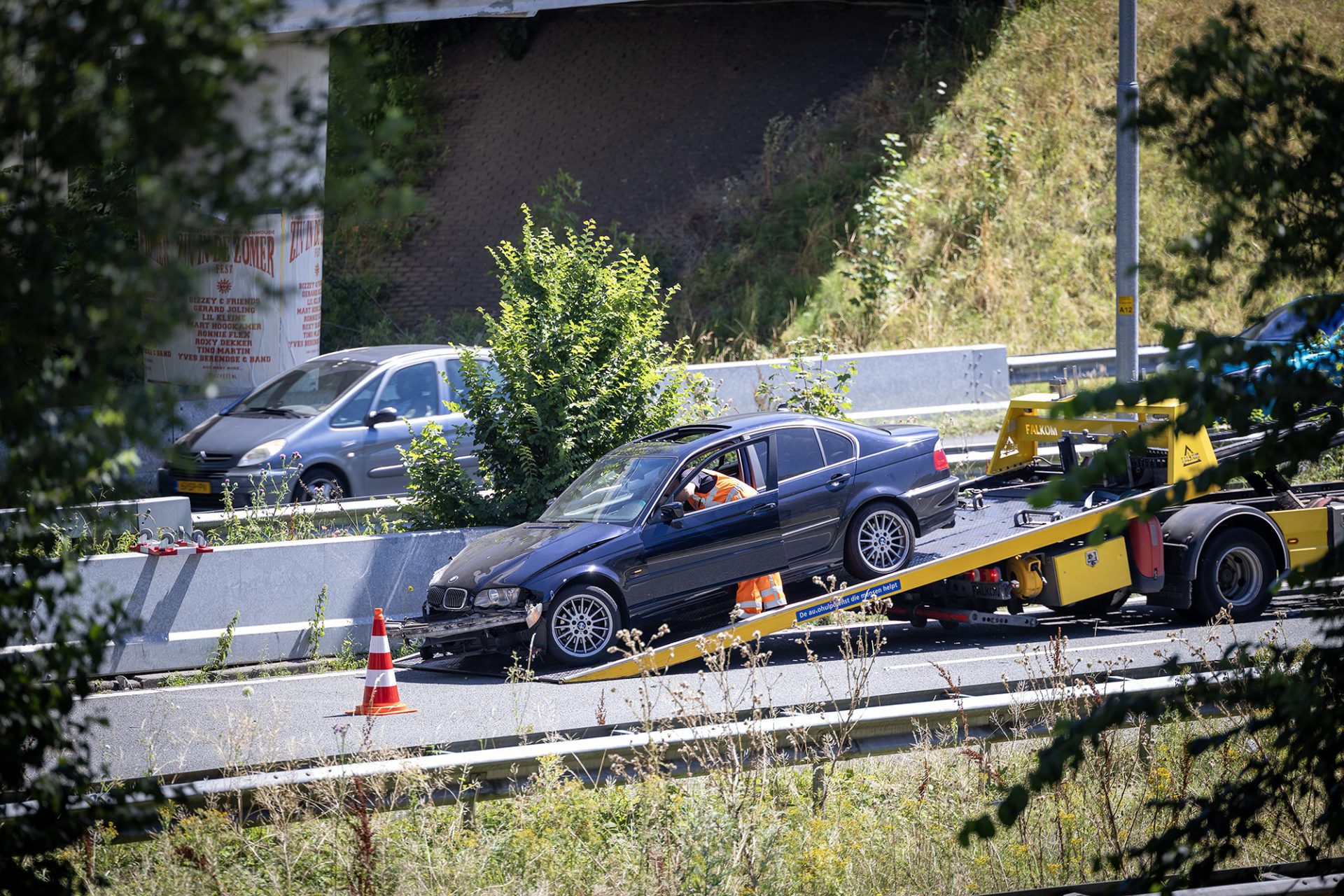 Auto belandt tegen vangrail op snelweg