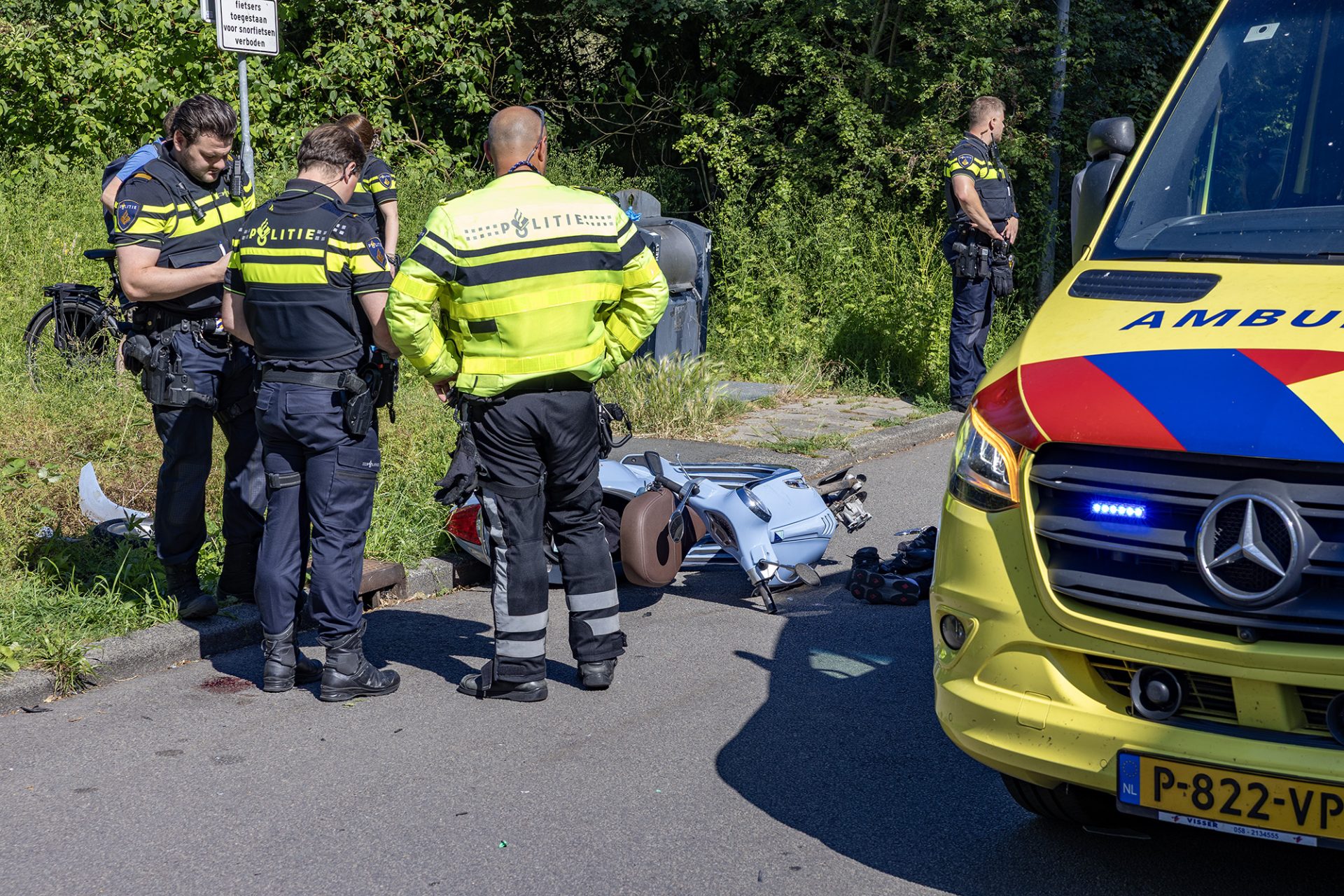 Twee gewonden na harde botsing tussen scooter en auto