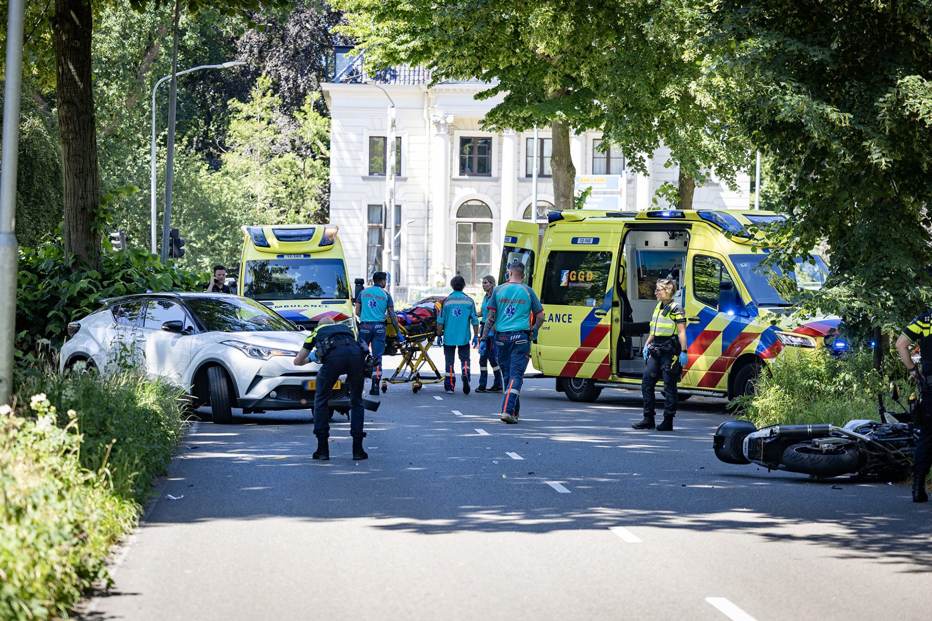 Motorrijder ernstig gewond na botsing met auto, traumahelikopter opgeroepen