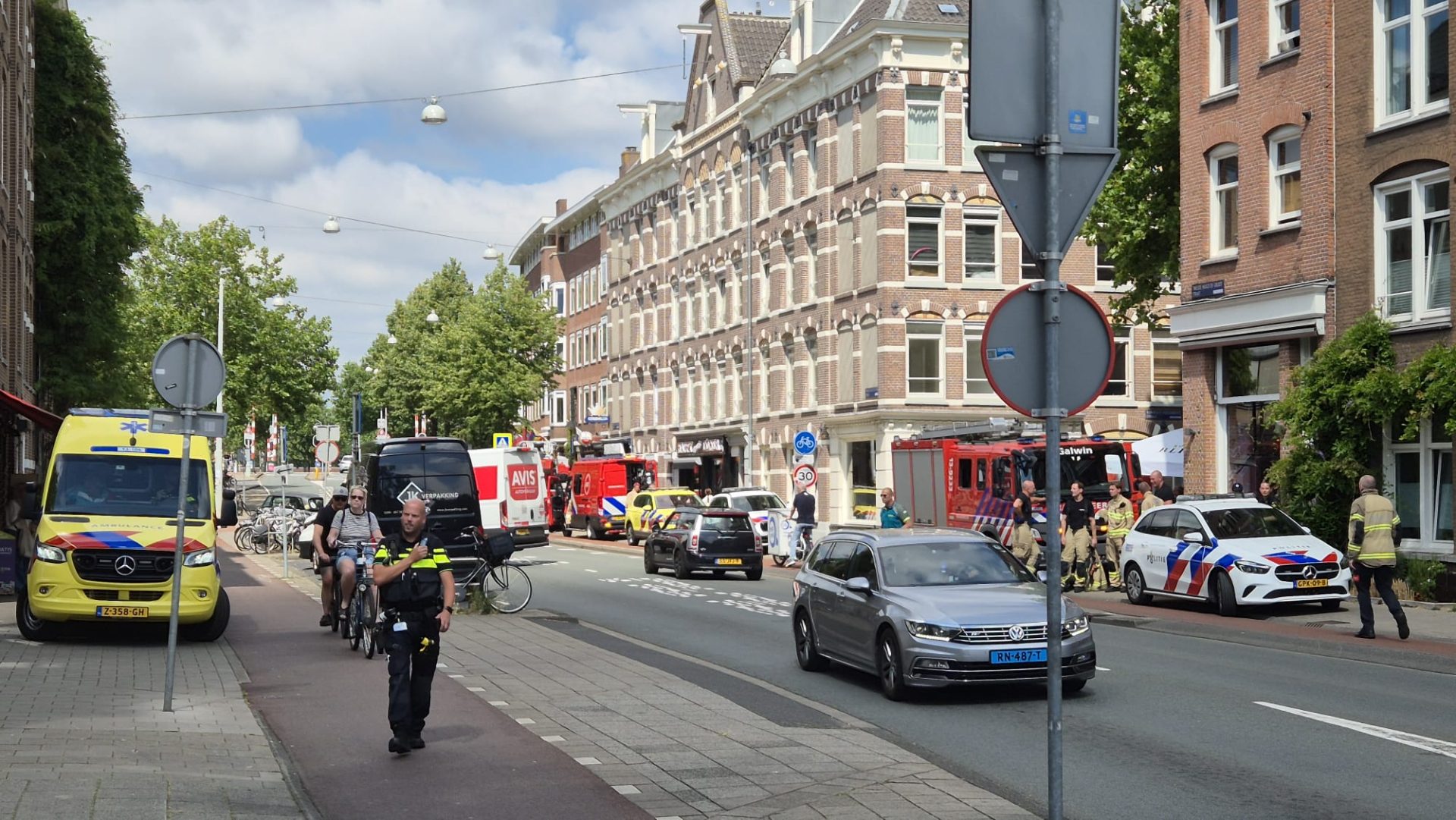 Persoon op dak, grootschalige hulpverlening op gang
