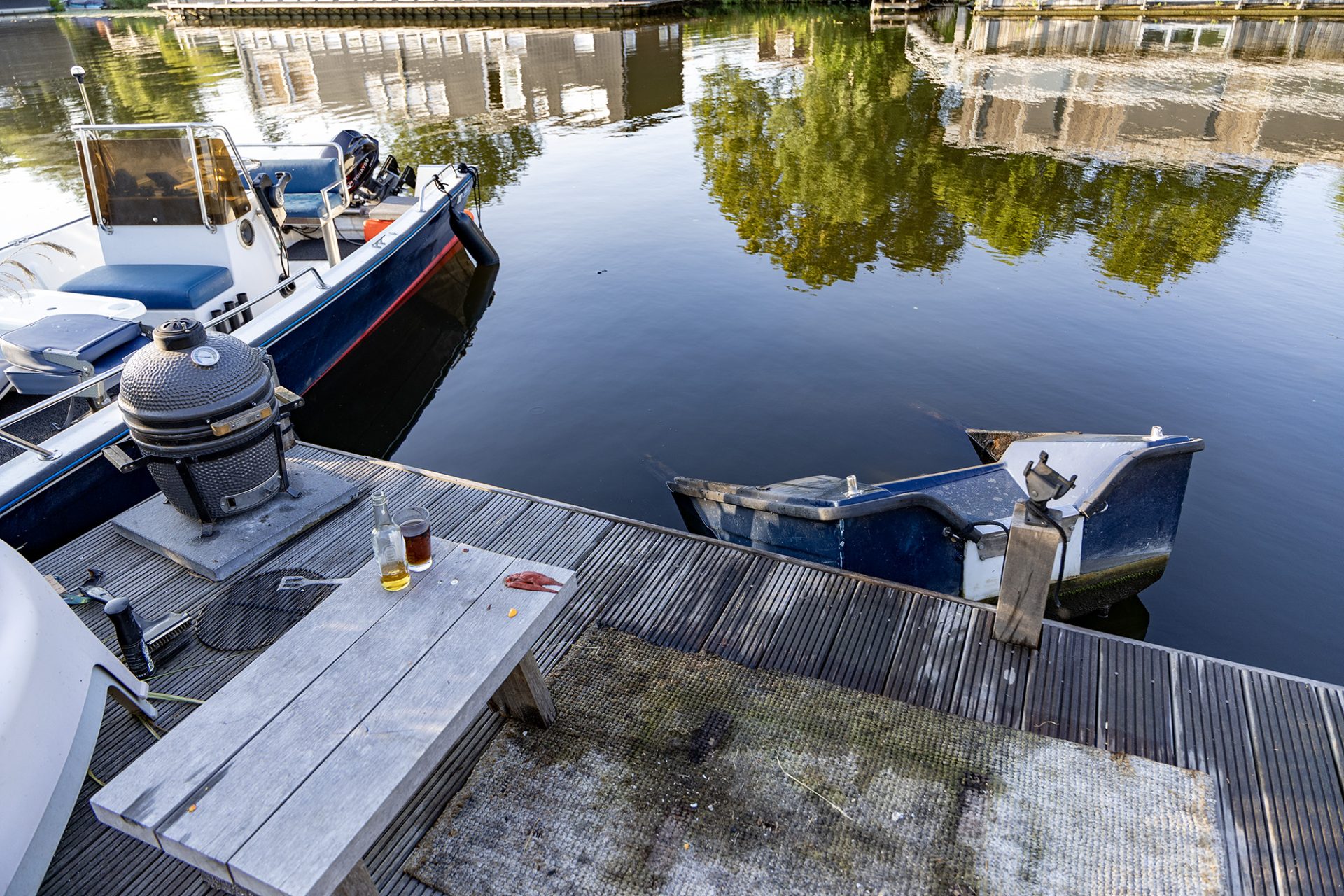 Bootje grotendeels gezonken na brand in Badhoevedorp