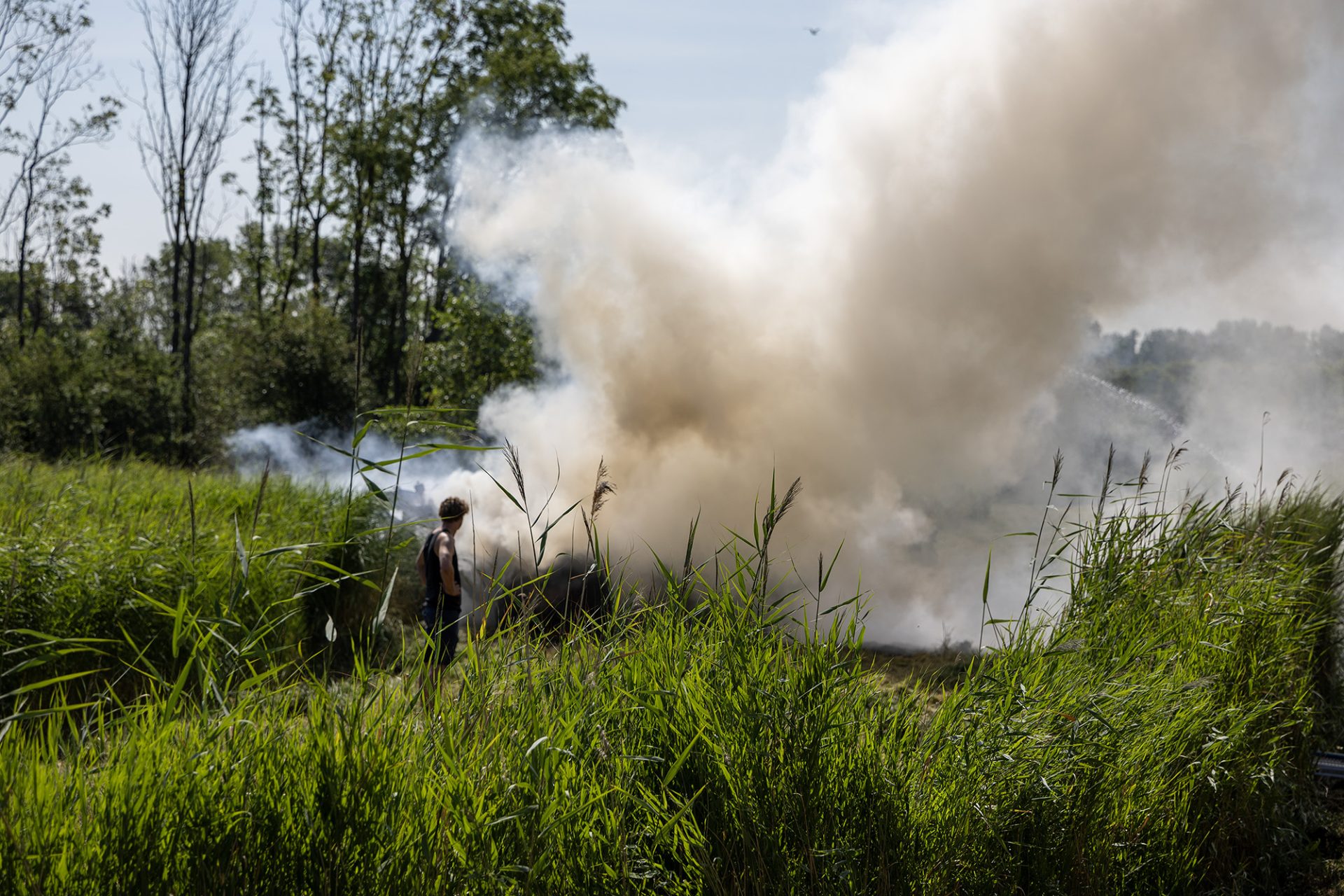 Landbouwvoertuig grotendeels verwoest door brand Velserbroek