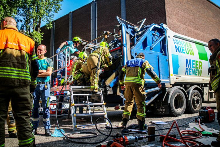 Man kritiek na twee uur vast in vuilniswagen