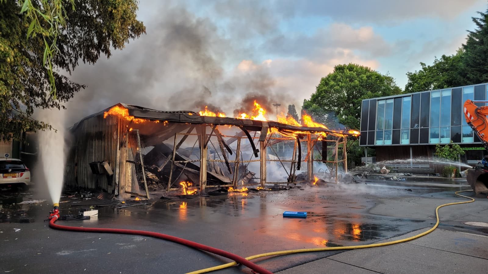 Grote uitslaande brand zorgt voor flinke rookontwikkeling