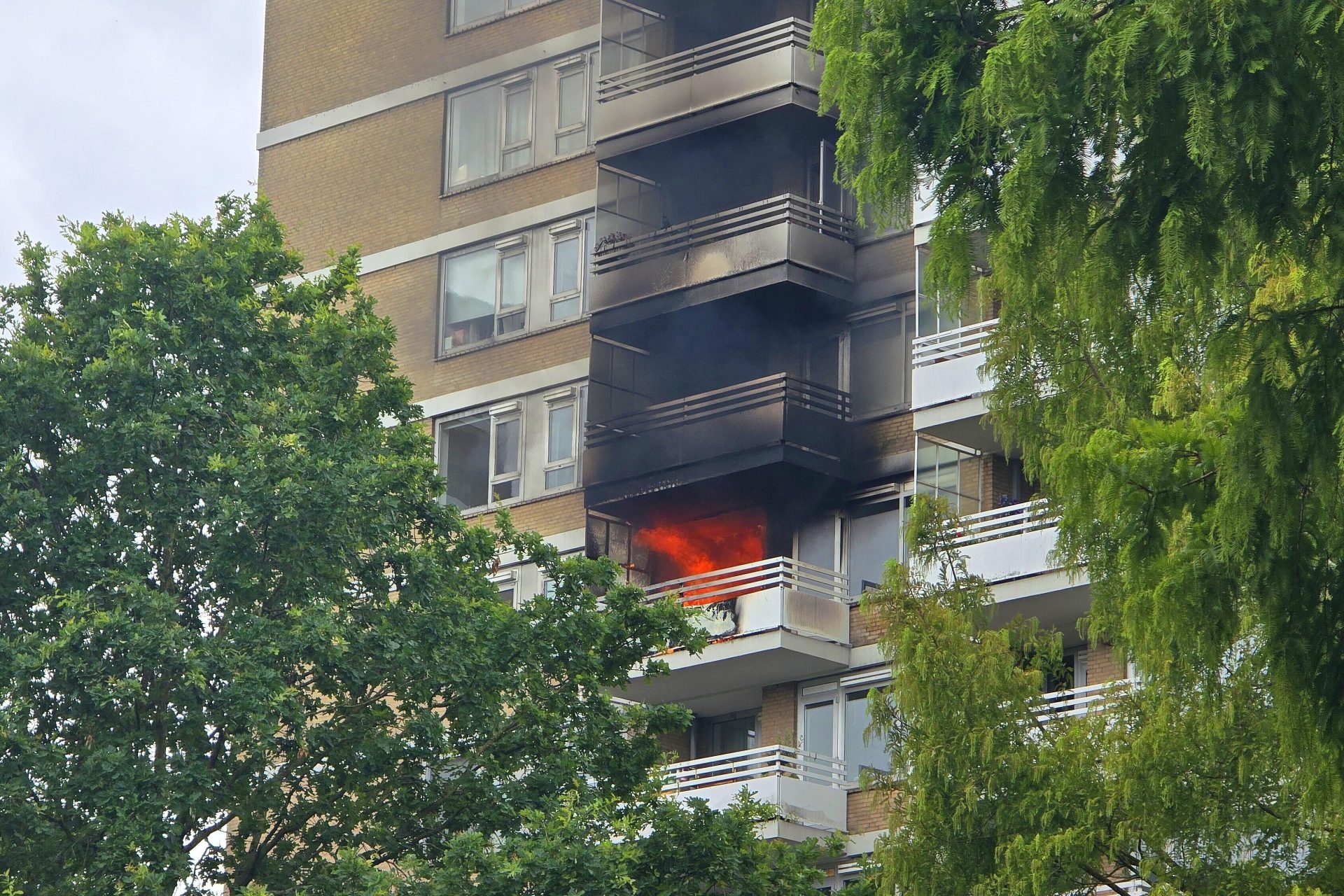 Uitslaande flatbrand, oudere vrouw gered via ladderwagen