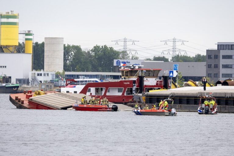 Opvarende overleeft plotseling zinken van duwbak niet