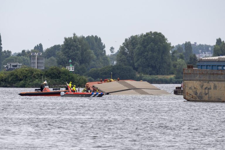 Vermiste opvarende na zinken van duwboot