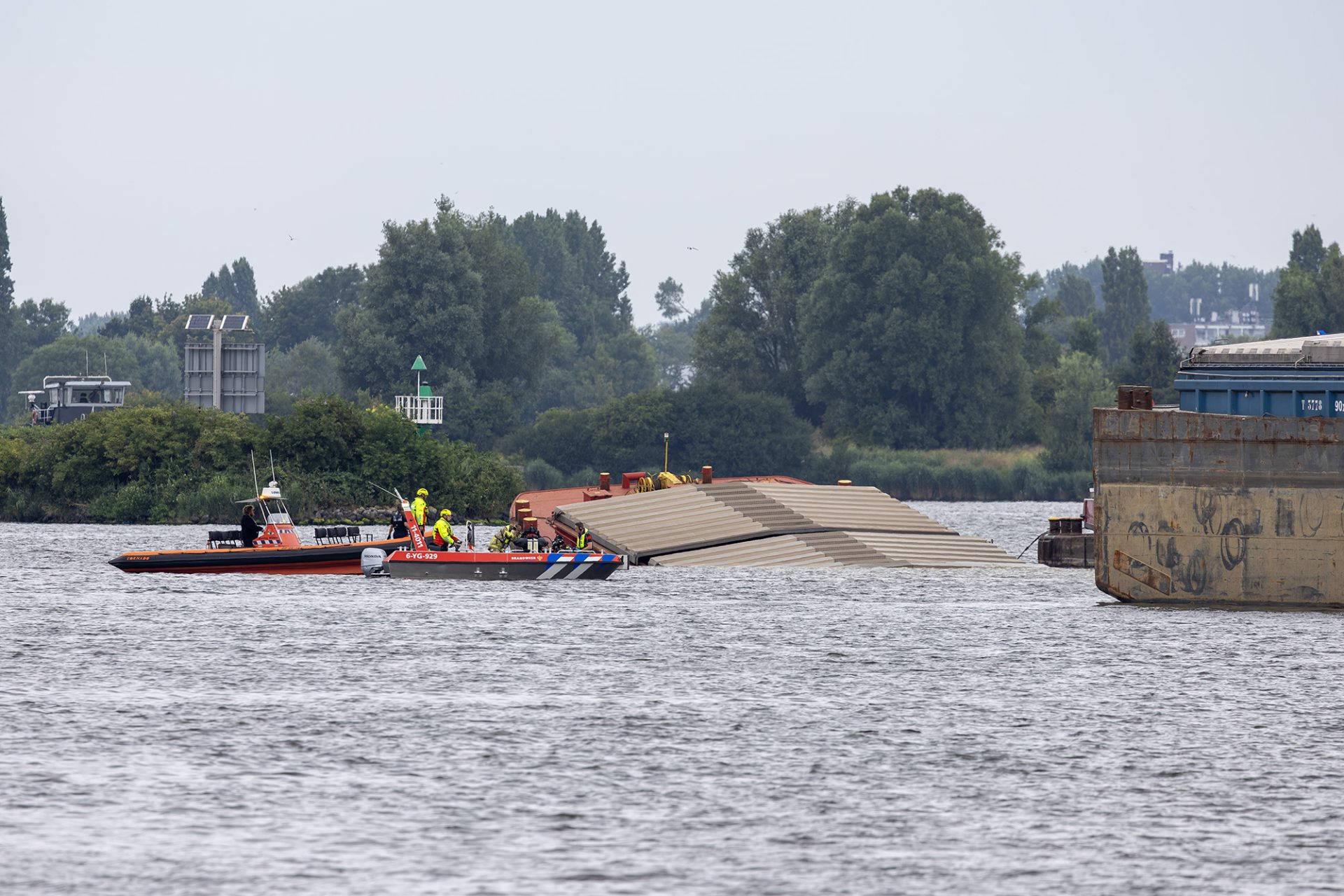 Vermiste opvarende na zinken van duwboot