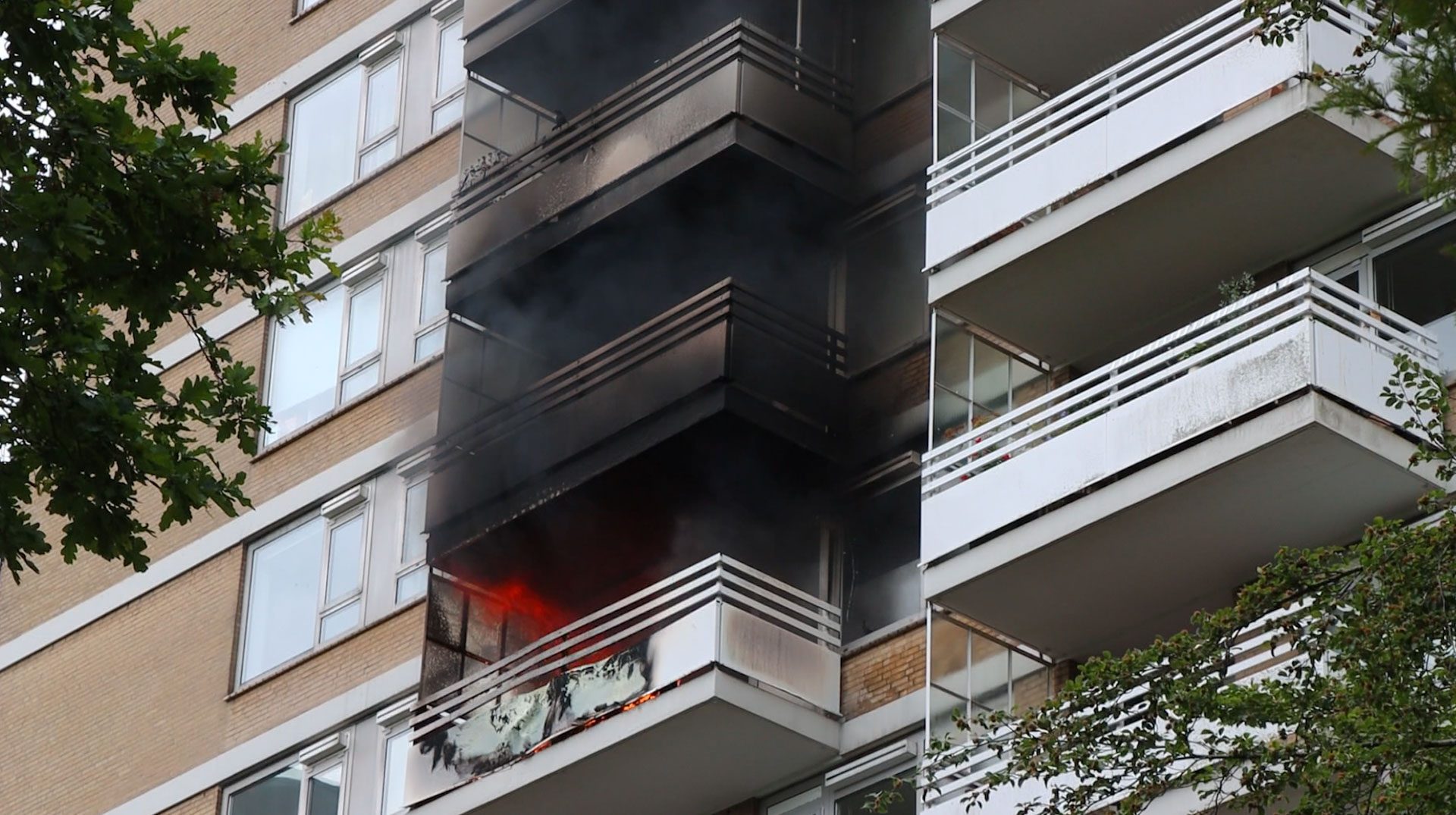 Uitslaande woningbrand in flat