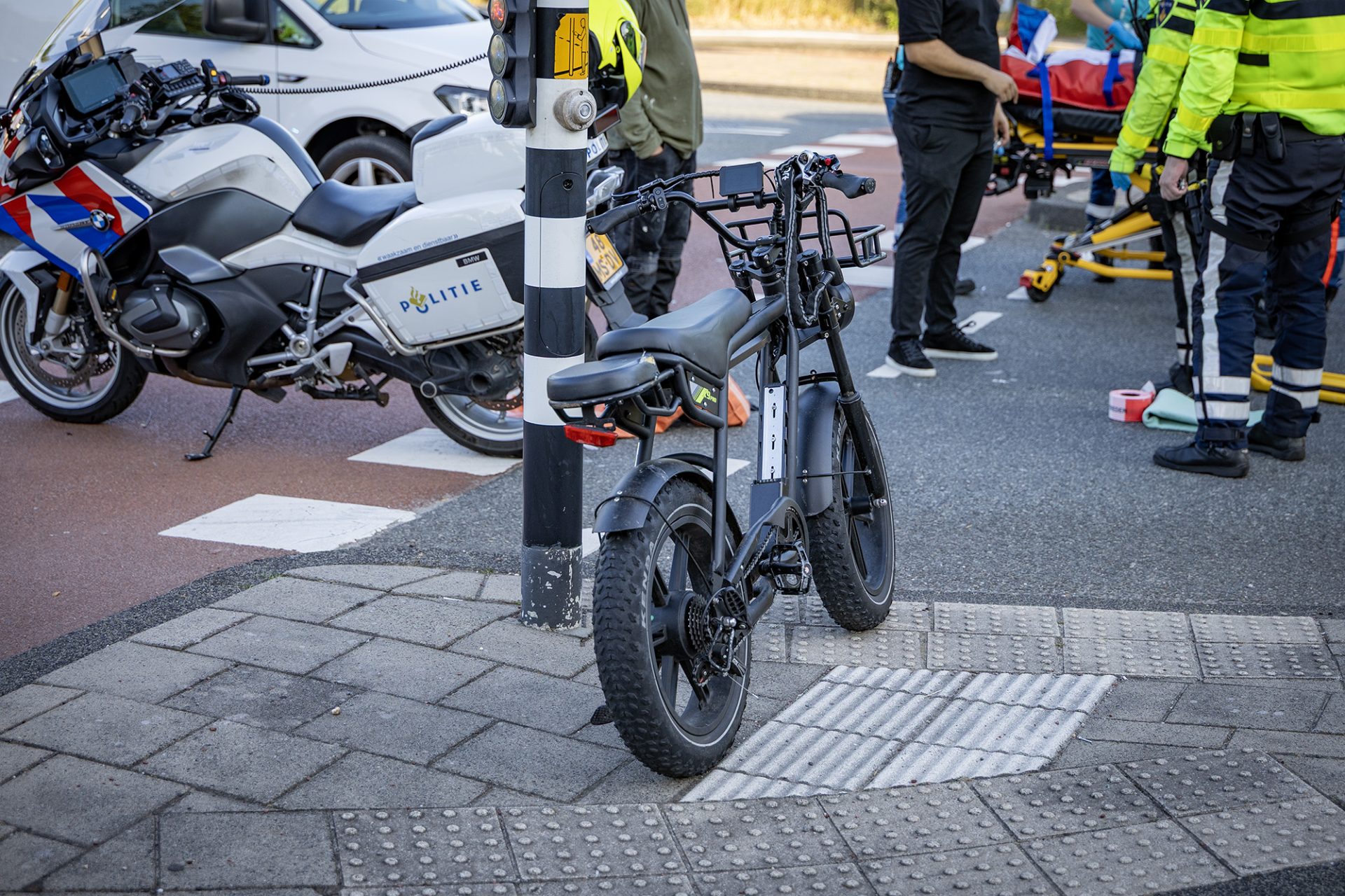 Man op fatbike zwaargewond na harde botsing tegen verkeerslichtpaal
