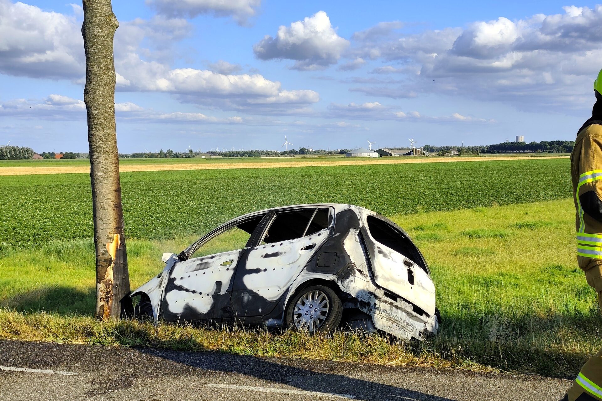 Man overleden na botsing; auto vliegt in brand