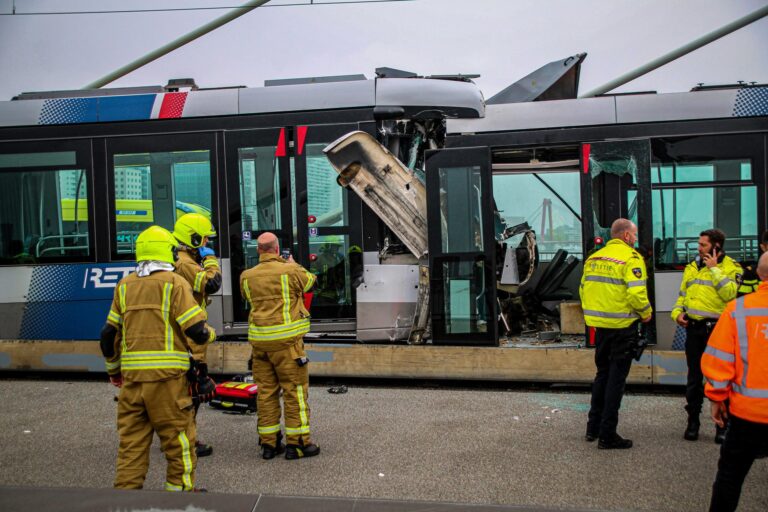 UPDATE: Vijftien gewonden na trambotsing, één ernstig