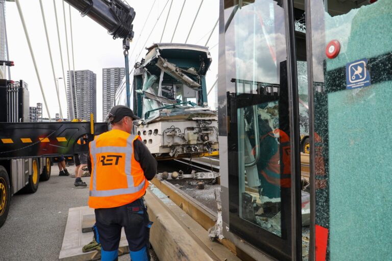 Verkeer hervat na trambotsing met vijftien gewonden