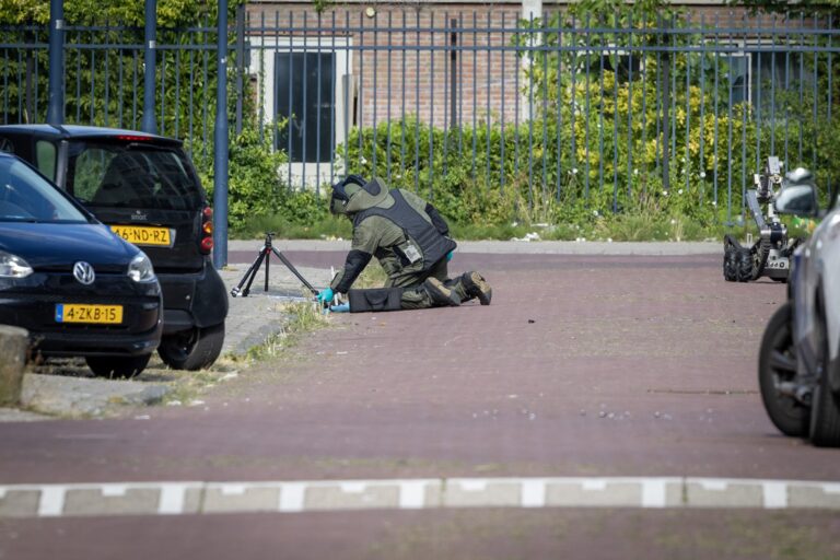 Auto vol met explosief materiaal crasht na achtervolging, wijde omgeving ontruimd