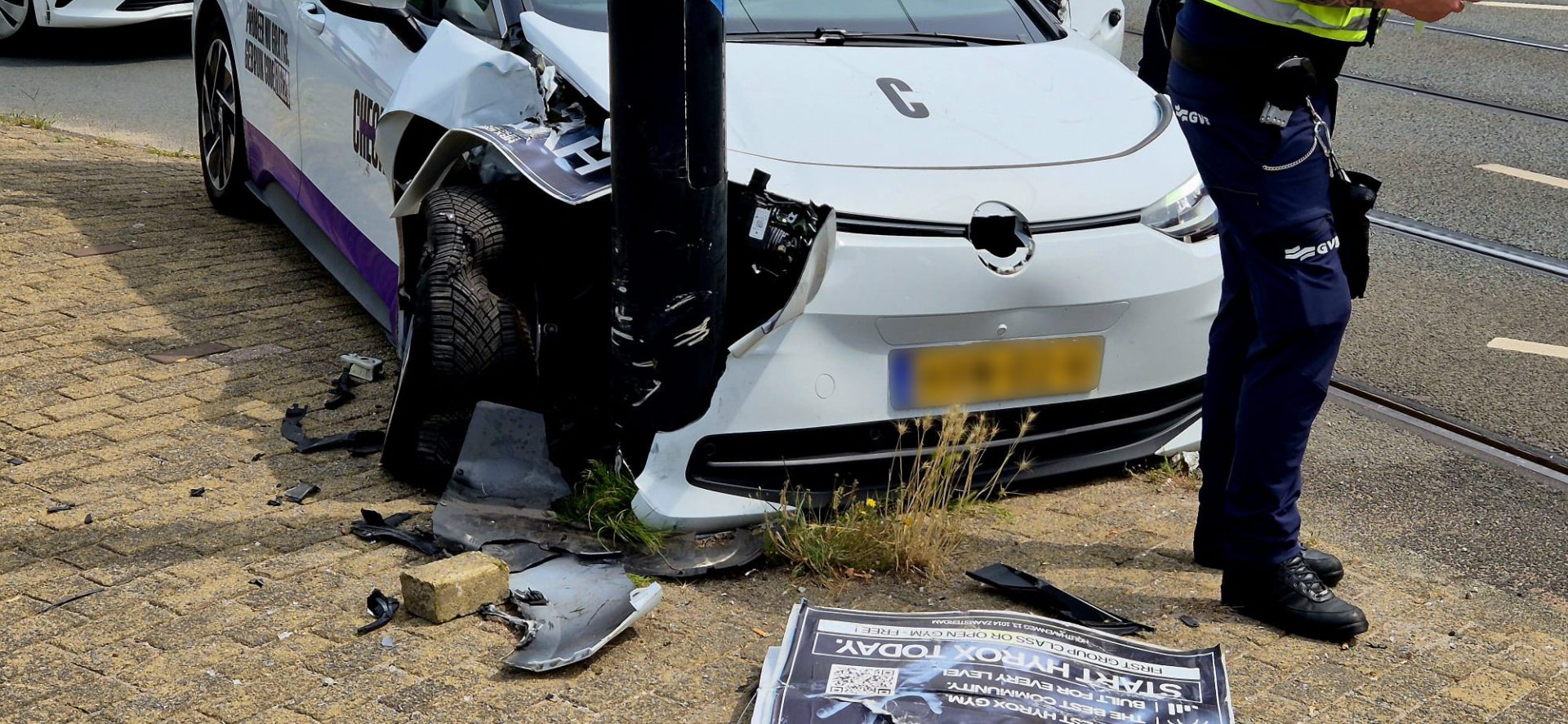 Tram botst met deelauto