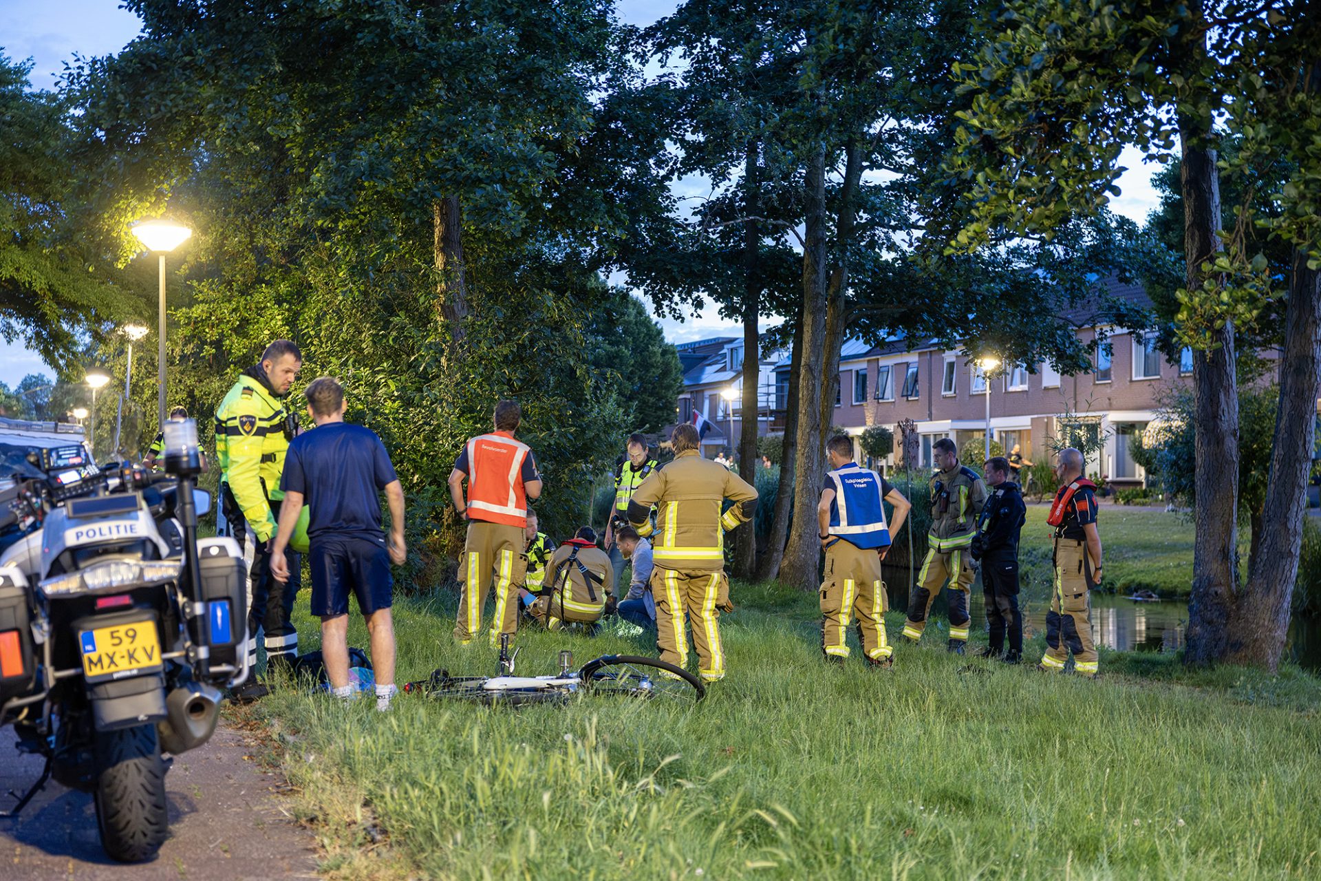 Hulpdiensten halen verwarde vrouw uit het water in Velserbroek