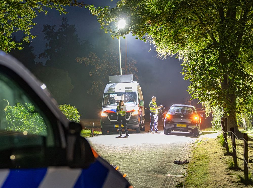 UPDATE: 23-jarige zwaargewond na val uit rijdende auto