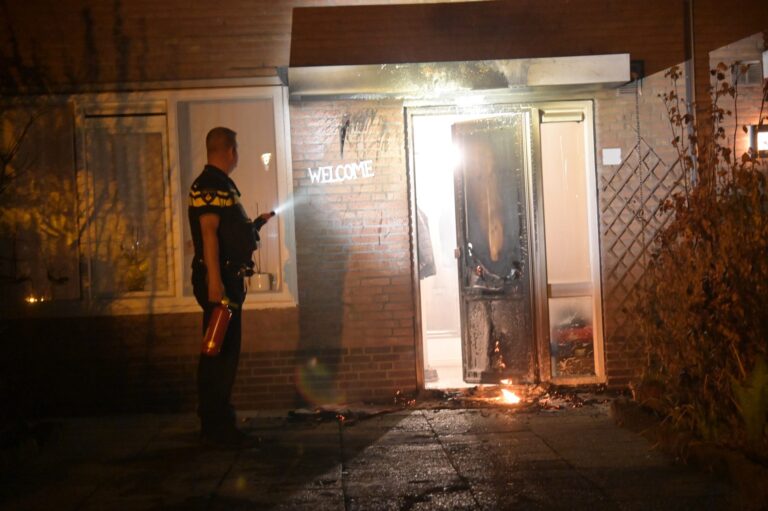 Voordeur van woning zwaar beschadigd, mogelijk door explosief
