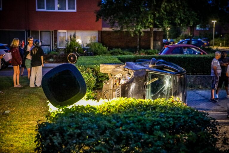 Auto op z’n kant na crash, bestuurder gevlucht