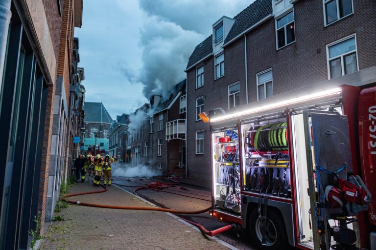 Vrouw (61) overleden bij grote woningbrand