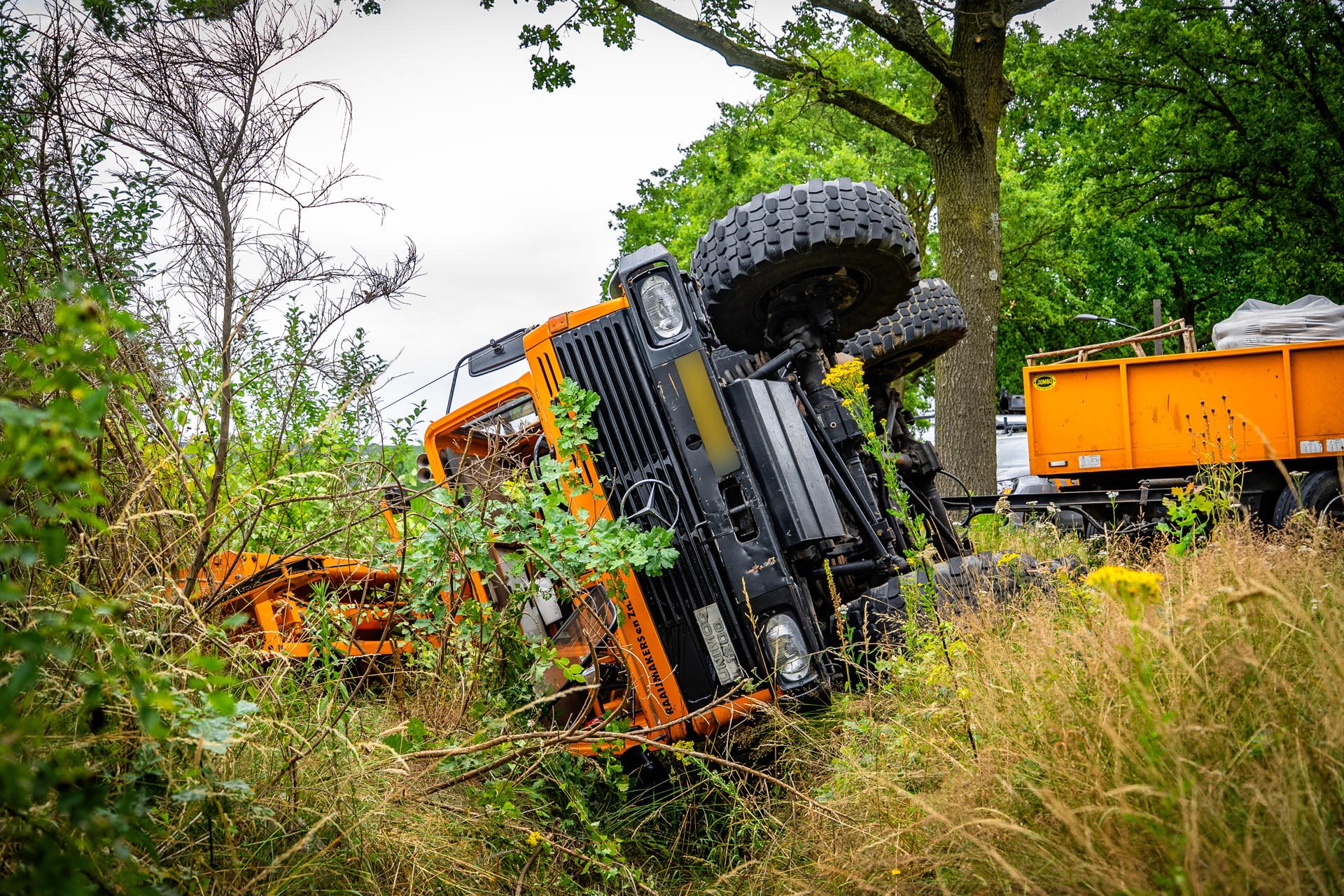 Unimog belandt in sloot, vrachtwagenchauffeur aangehouden