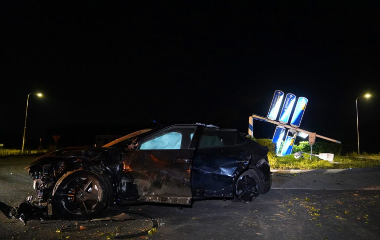Grote ravage na crash op rotonde