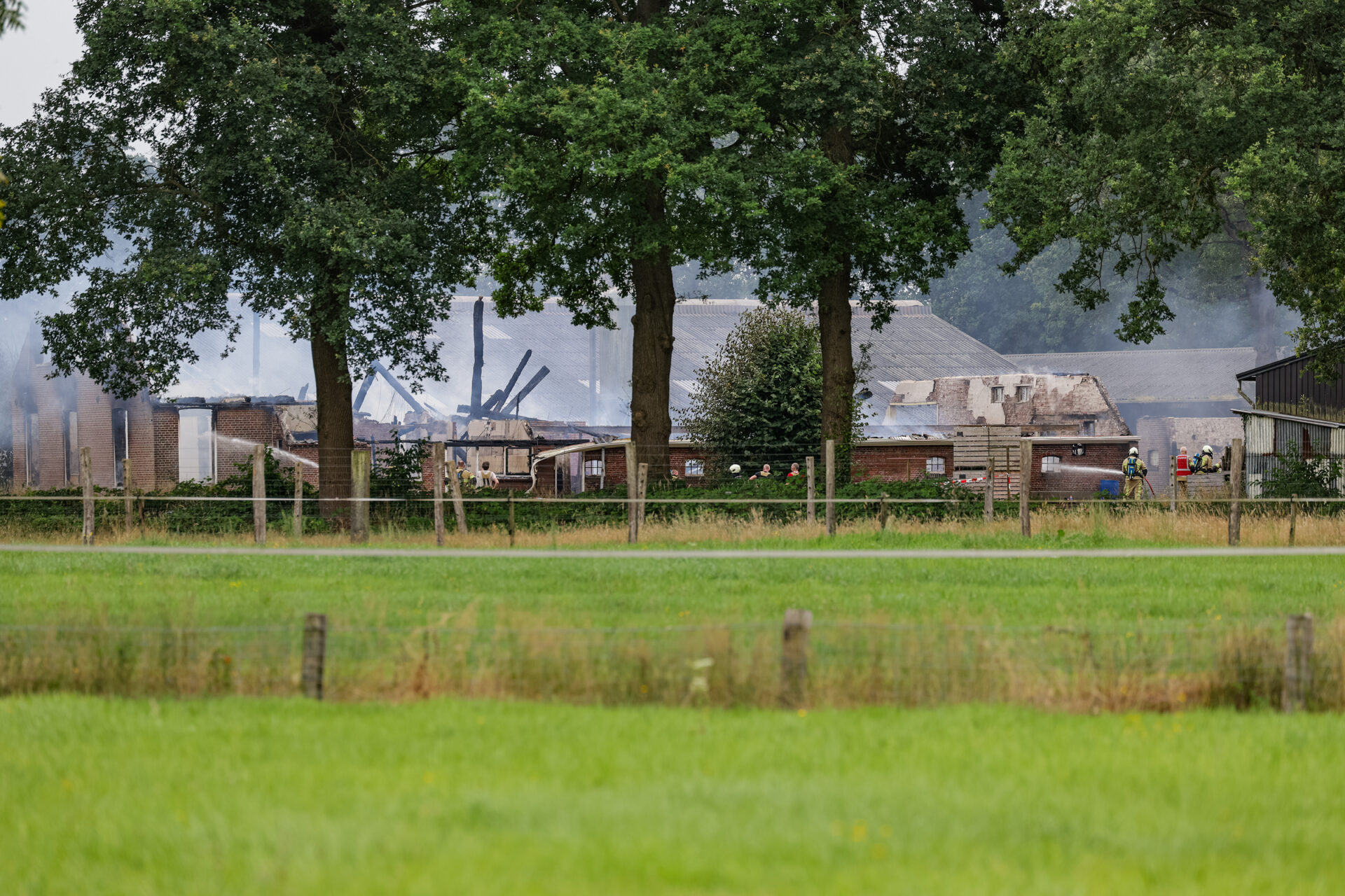 Eigenaar aangehouden na verwoestende brand in woonboerderij