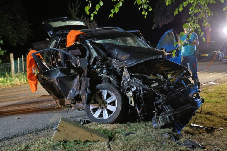 Bestuurder gevlucht na crash, brandweer bevrijdt bijrijder