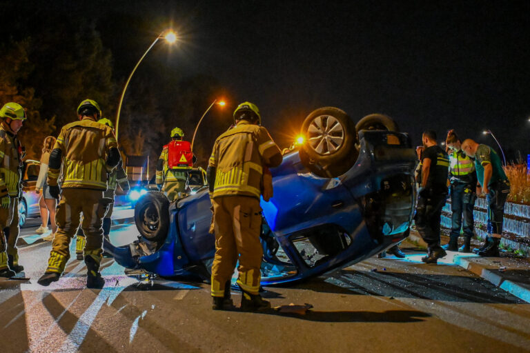 Auto slaat over de kop, bestuurder mogelijk onder invloed