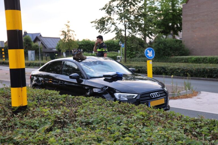 Fietser geschept door auto, slachtoffer ernstig gewond