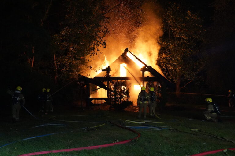 Houten bungalow verwoest door felle brand op vakantiepark