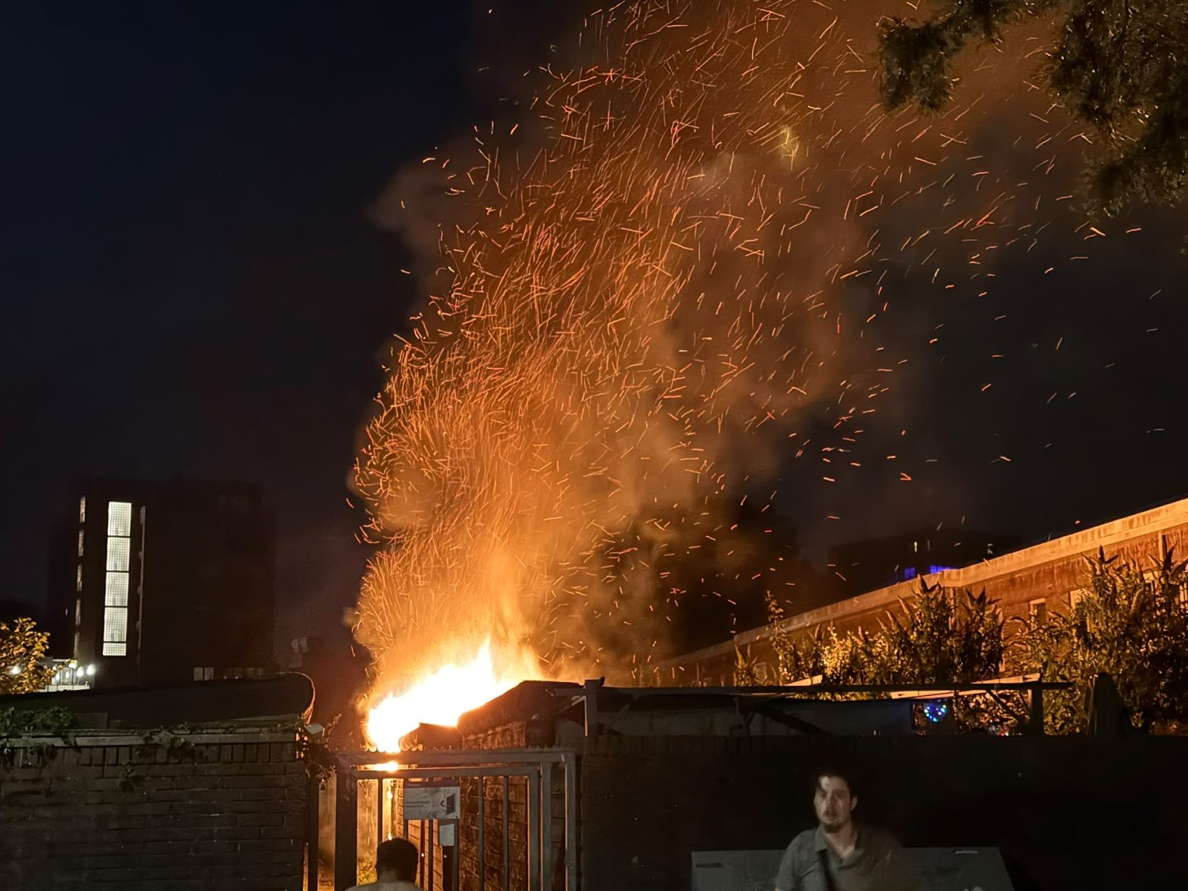 Metershoge vlammen bij brand in schuurtjes achter woningen