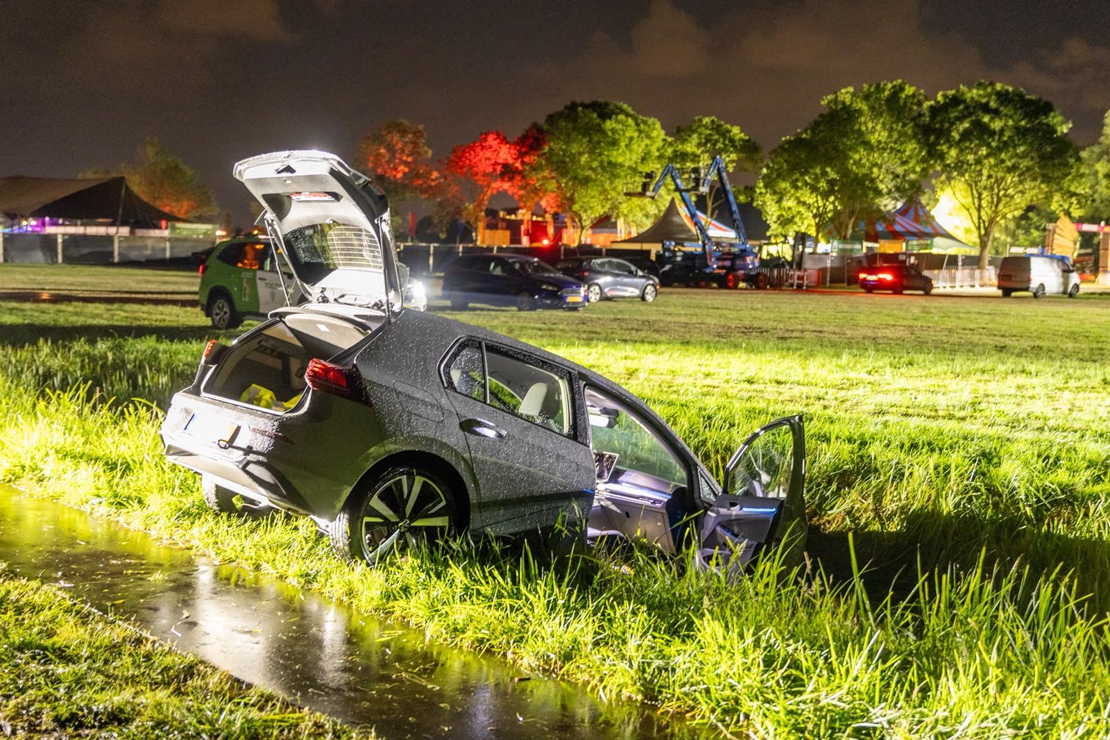 Dronken bestuurder rijdt in sloot bij festival