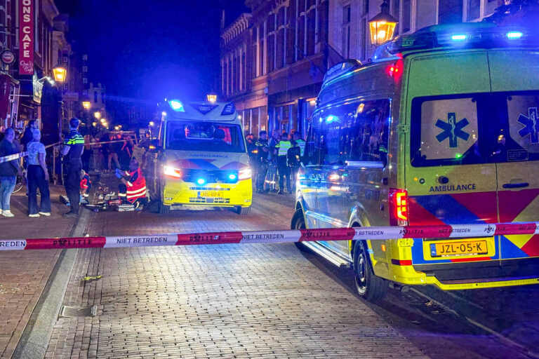 Twee zwaargewonden door steekpartij bij café