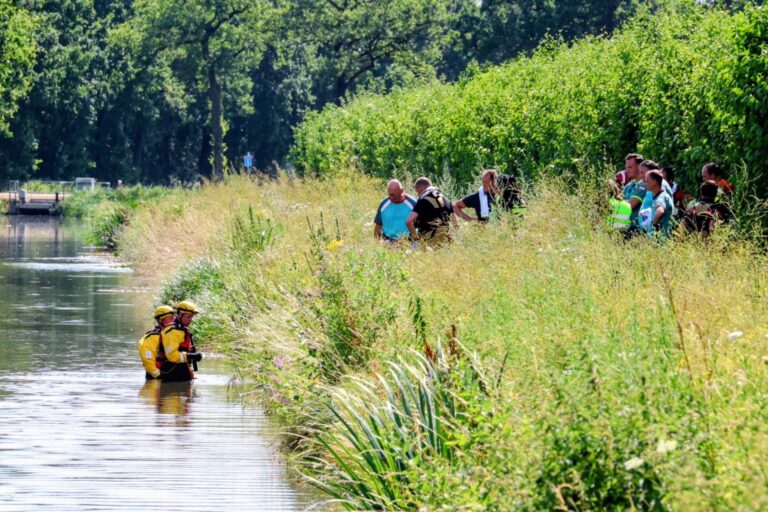 Kinderen slaan alarm, hulpdiensten redden vrouw uit water