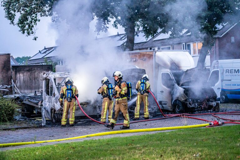 Drie bestelwagens uitgebrand, mogelijk brandstichting