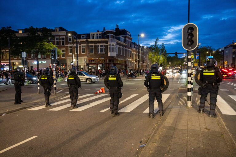 Ongeregeldheden na winst Marokko, politie bekogeld met zwaar vuurwerk