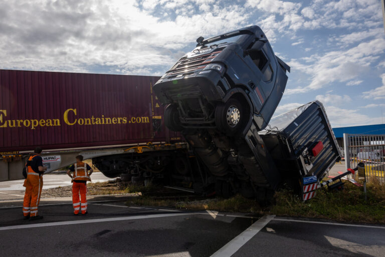 UPDATE: Trein kantelt na botsing met vrachtwagen