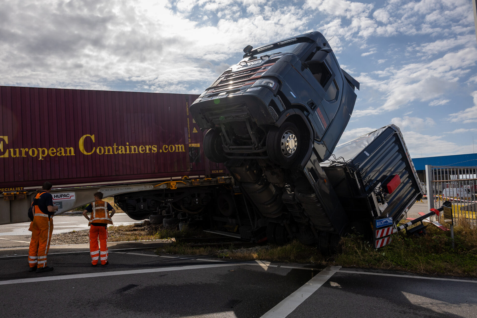 UPDATE: Trein kantelt na botsing met vrachtwagen