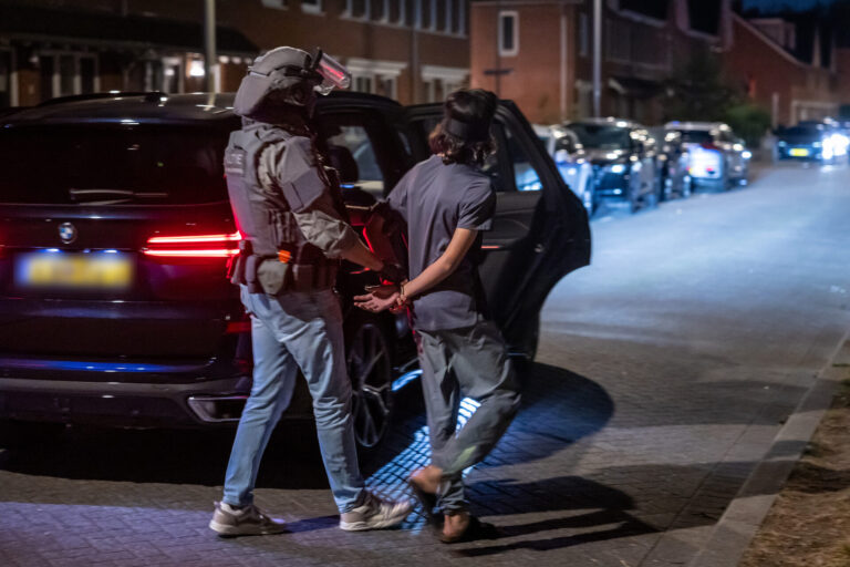 Politieactie in mogelijk terrorismeonderzoek; jonge man aangehouden