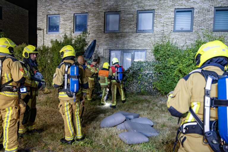 Explosief gaat af bij woning en zorgt voor brand