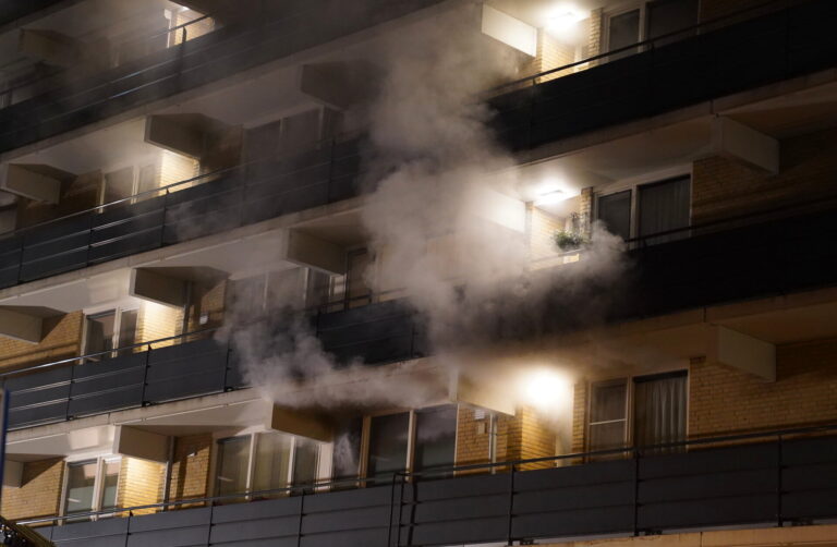 Brand in flatwoning zorgt voor veel rookoverlast